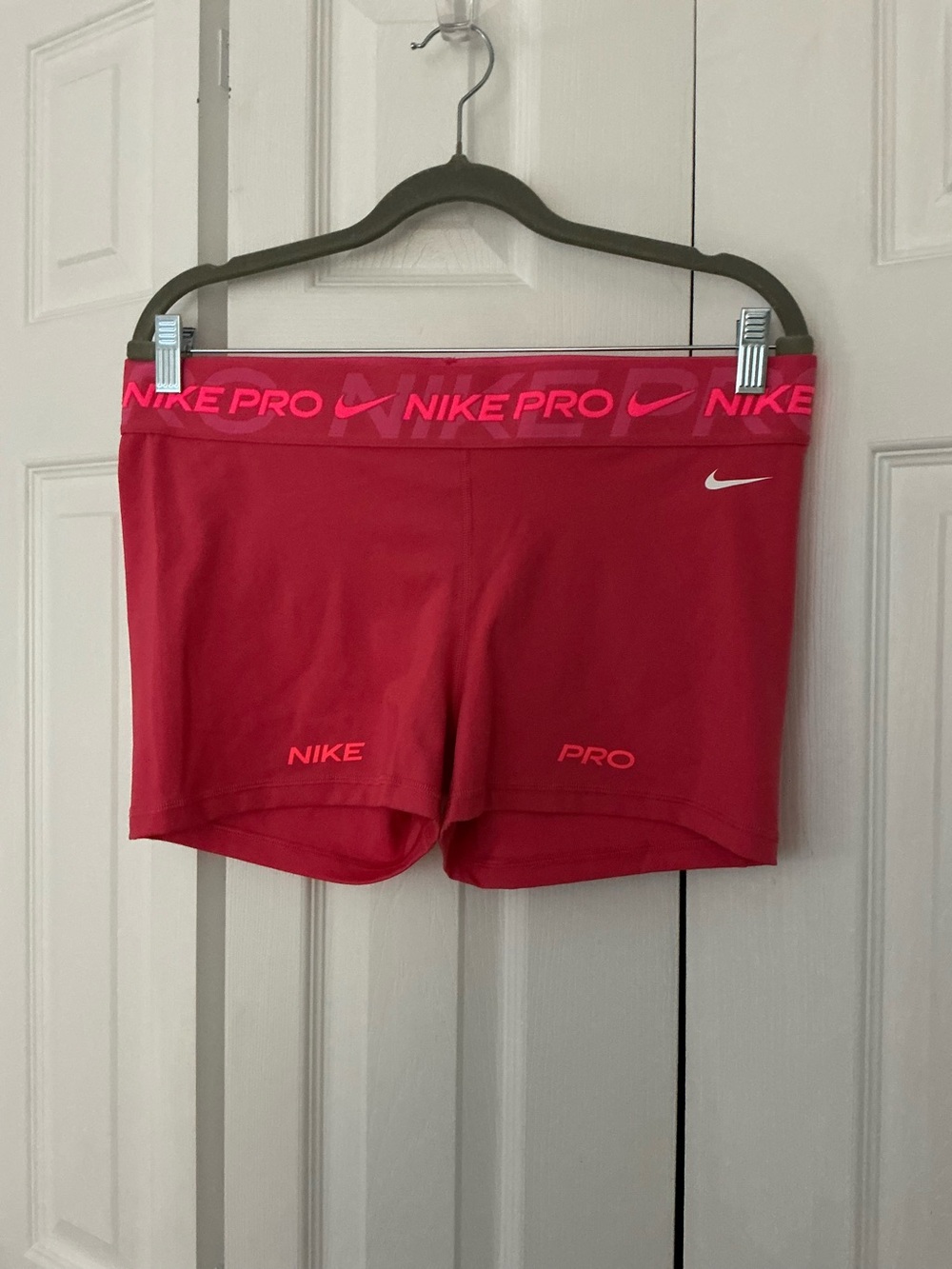 NOWT- Women's Nike Pro 3” Dri-Fit Mid-Rise Tight Shorts